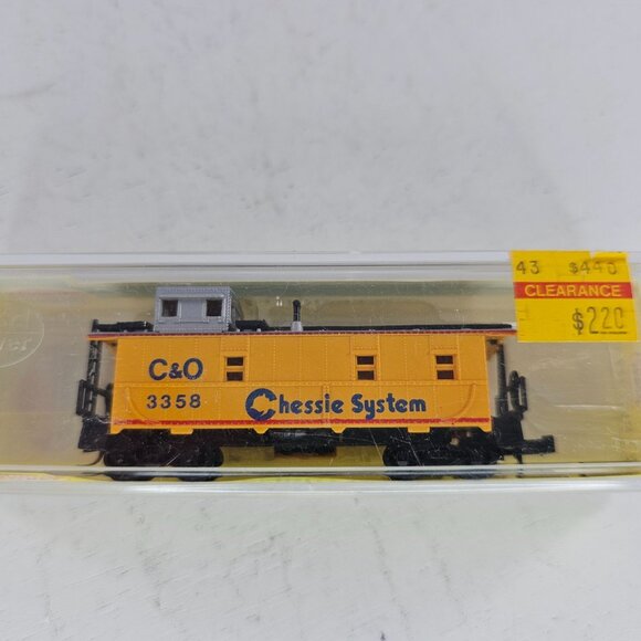 N Scale Model Power 3103 Chessie System Caboose Freight Car - Picture 2 of 8